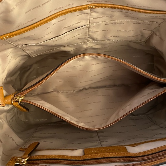 Michael Kors Riley Large Satchel - Picture 13 of 14